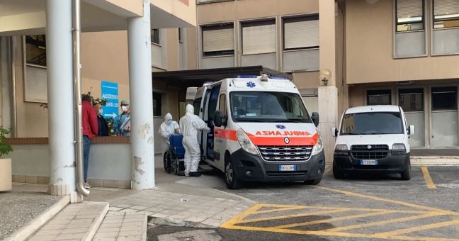Le prime ambulanze giunte ieri al Polo Covid di Rossano